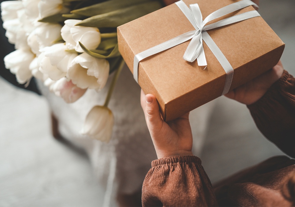How Thoughtful Gifts For Him Can Strengthen Bonds